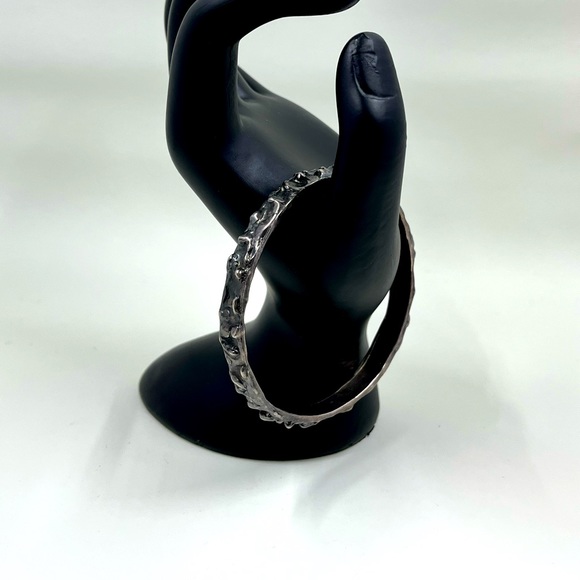 Vintage Napier Signed Black Textured Metal Bangle Bracelet - Picture 3 of 7